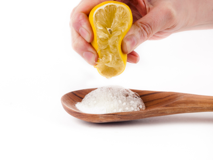 chemical reaction between baking soda and lemon juice